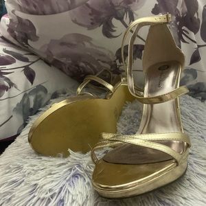 Gold slightly platform heels